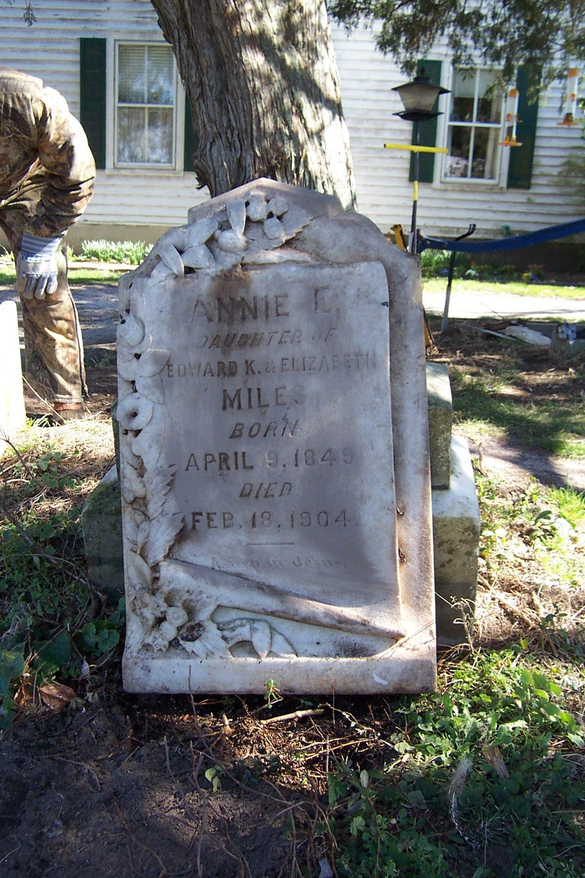 Gravestone of Annie E. Miles
